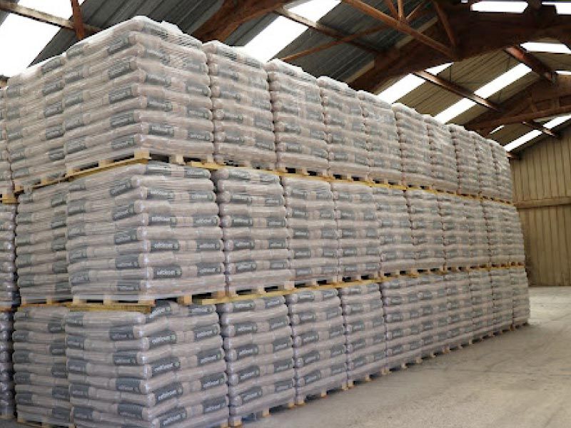 Ensemble de palettes de pellet dans un entrepôt