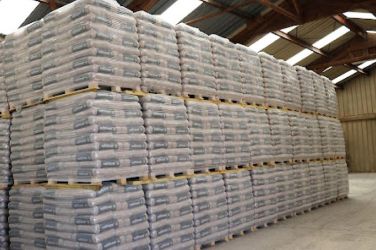 Ensemble de palettes de pellet dans un entrepôt